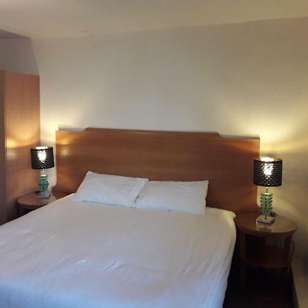 The Red Lion Apartment Newent Екстериор снимка