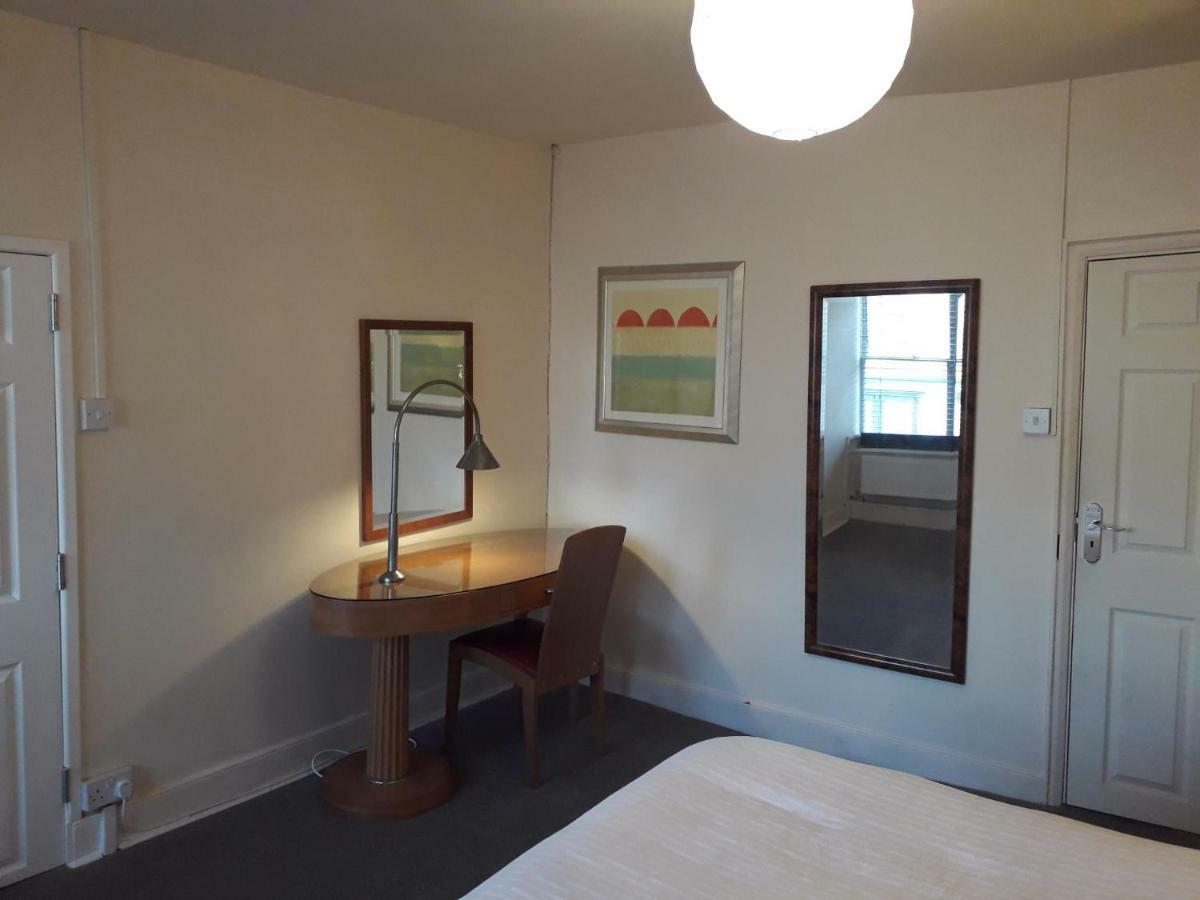 The Red Lion Apartment Newent Екстериор снимка